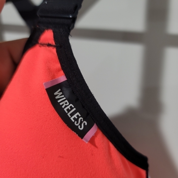 Victoria's Secret Wireless Sports Bra Size 34DD - Picture 11 of 15